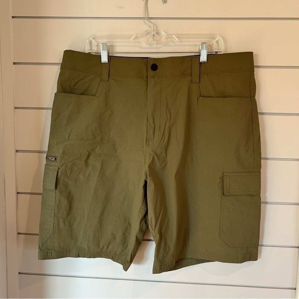 Orvis Men’s casual outdoor cargo shorts in olive green size 38